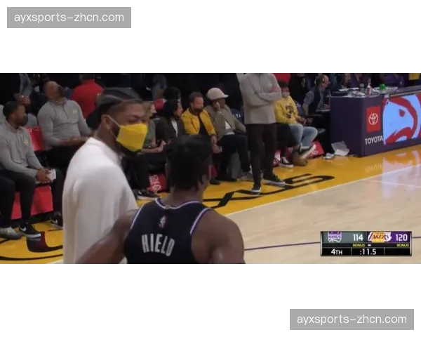 更衣室故事：中场休息时，教练向球员展示平板上的实时转换热点图