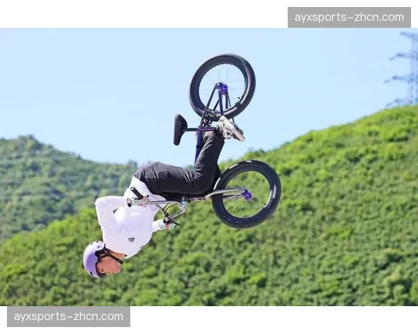 世界BMX自由式锦标赛观众席座无虚席，粉丝高举国旗为选手助威